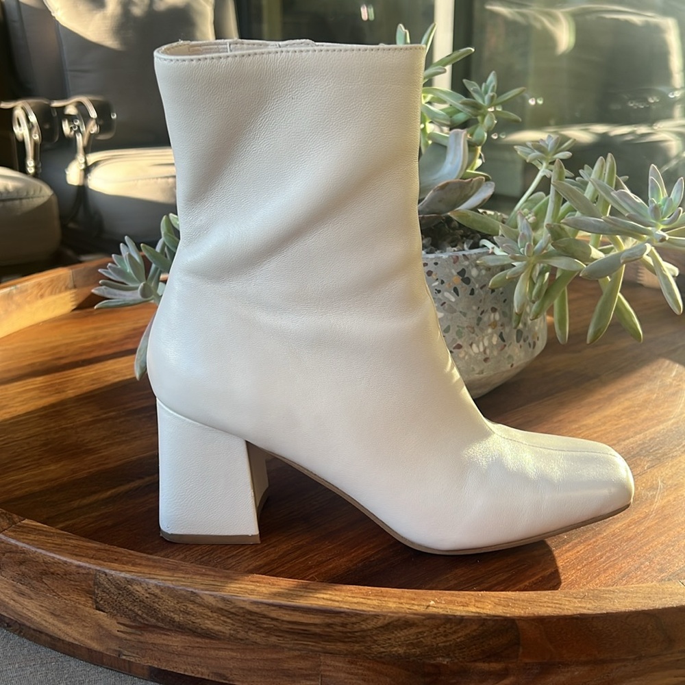 AQUA Women’s Booties. Ivory. SZ. 7.5